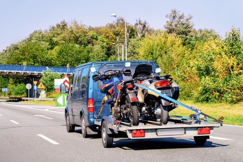 Bezpieczny transport motocykla na przyczepce