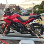 Bezpieczny transport motocykla na przyczepce – kilka praktycznych wskazówek