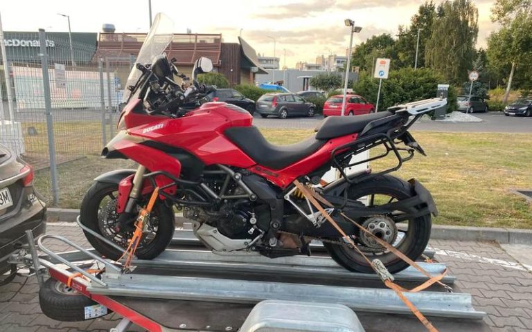 Bezpieczny transport motocykla na przyczepce – kilka praktycznych wskazówek