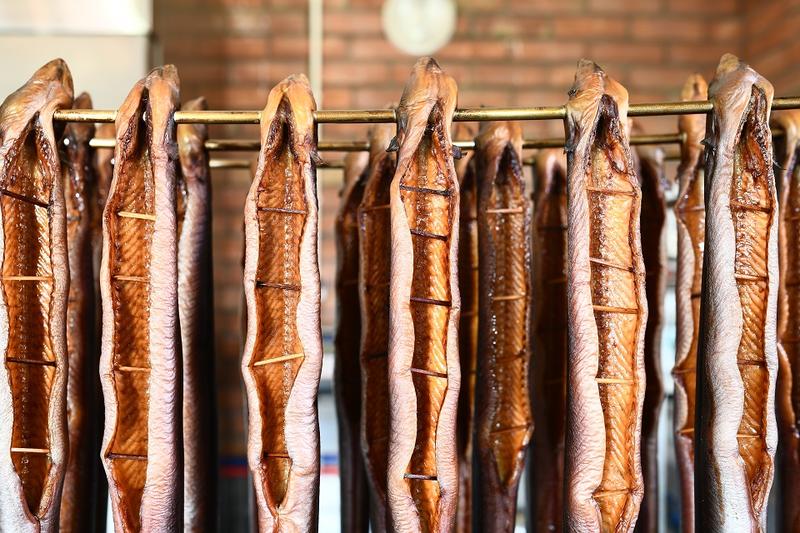 Wędzenie węgorza tradycyjne i nowoczesne metody