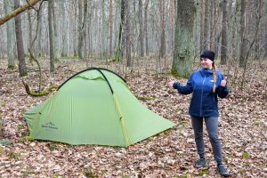 Biwak pod namiot – kluczowe rzeczy, które musisz mieć ze sobą