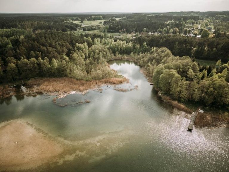 Odkryj Jezioro Świętajno Narckie: jego piękno, atrakcje i wyzwania ekologiczne