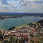 Odkryj Jezioro Białe koło Gostynina: Przewodnik po atrakcjach i ciekawostkach