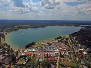 Odkryj Jezioro Białe koło Gostynina: Przewodnik po atrakcjach i ciekawostkach