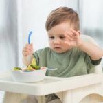 Czym żywią się niemowlęta? Odkryj kluczowe pokarmy wspierające zdrowy rozwój