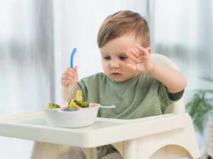 Czym żywią się niemowlęta? Odkryj kluczowe pokarmy wspierające zdrowy rozwój