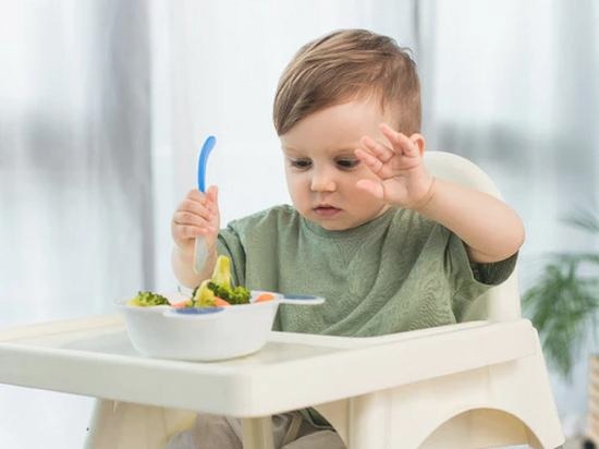 Czym żywią się niemowlęta? Odkryj kluczowe pokarmy wspierające zdrowy rozwój