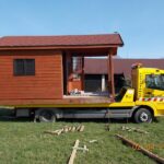 Jak skutecznie przewieźć domek drewniany, unikając problemów i dodatkowych kosztów?