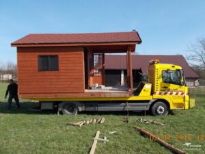 Jak skutecznie przewieźć domek drewniany, unikając problemów i dodatkowych kosztów?